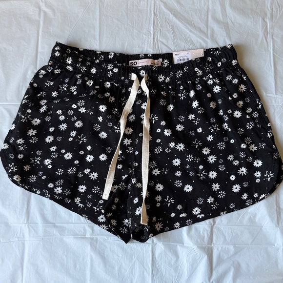 SO Black and White Floral High Rise Shorts - Picture 1 of 4